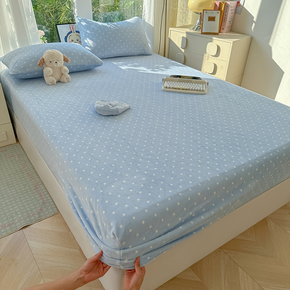 91家纺网 家纺一手货源 找家纺 沐芷 2025 加厚高克重牛奶绒床笠单件/床笠三件套  床笠款床罩床垫保护套罩 【绒】爱情蓝波点