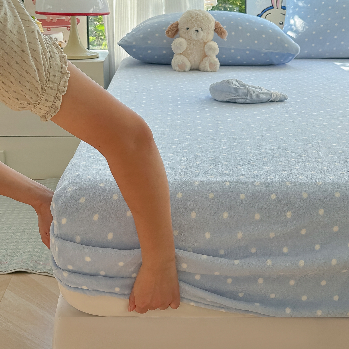 91家纺网 家纺一手货源 找家纺 沐芷 2025 加厚高克重牛奶绒床笠单件/床笠三件套  床笠款床罩床垫保护套罩 【绒】爱情蓝波点