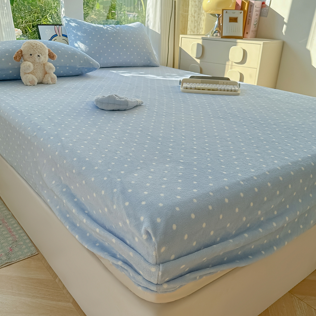 91家纺网 家纺一手货源 找家纺 沐芷 2025 加厚高克重牛奶绒床笠单件/床笠三件套  床笠款床罩床垫保护套罩 【绒】爱情蓝波点