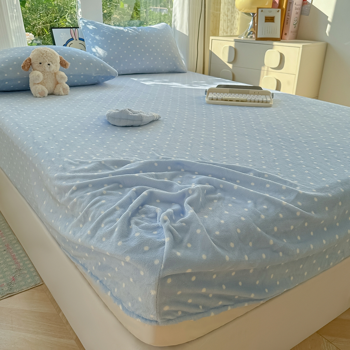 91家纺网 家纺一手货源 找家纺 沐芷 2025 加厚高克重牛奶绒床笠单件/床笠三件套  床笠款床罩床垫保护套罩 【绒】爱情蓝波点