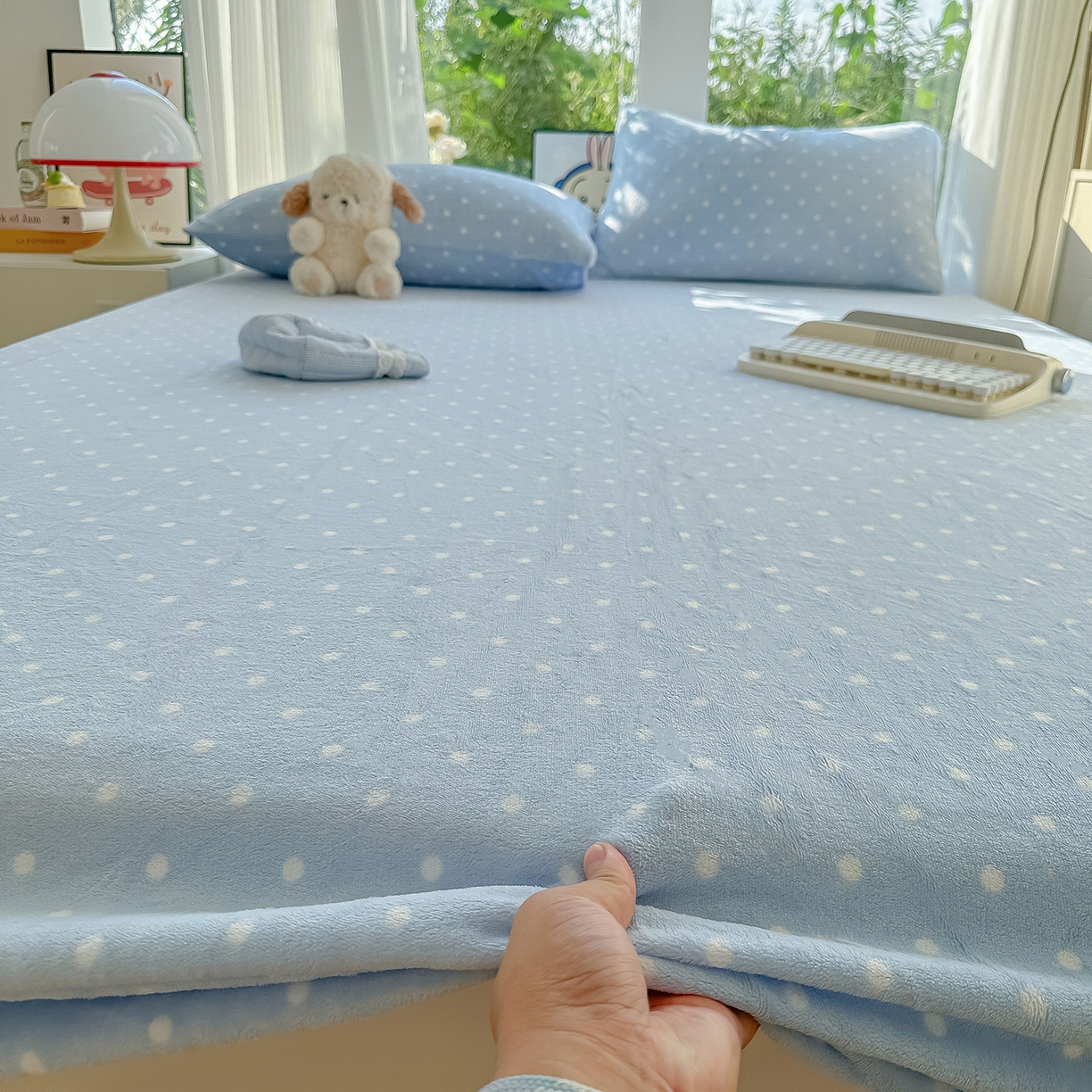 91家纺网 家纺一手货源 找家纺 沐芷 2025 加厚高克重牛奶绒床笠单件/床笠三件套  床笠款床罩床垫保护套罩 【绒】爱情蓝波点