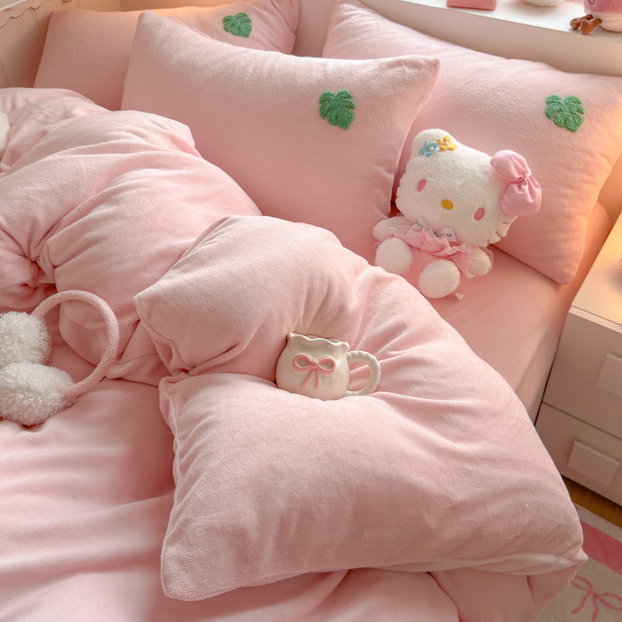 91家纺网 家纺一手货源 找家纺 优卡迪家纺馆 2025新款牛奶绒毛巾绣四件套 下载文件包含买家秀 火烈鸟-玉粉