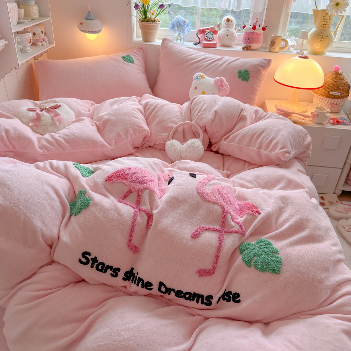 91家纺网 家纺一手货源 找家纺 优卡迪家纺馆 2025新款牛奶绒毛巾绣四件套 下载文件包含买家秀 火烈鸟-玉粉