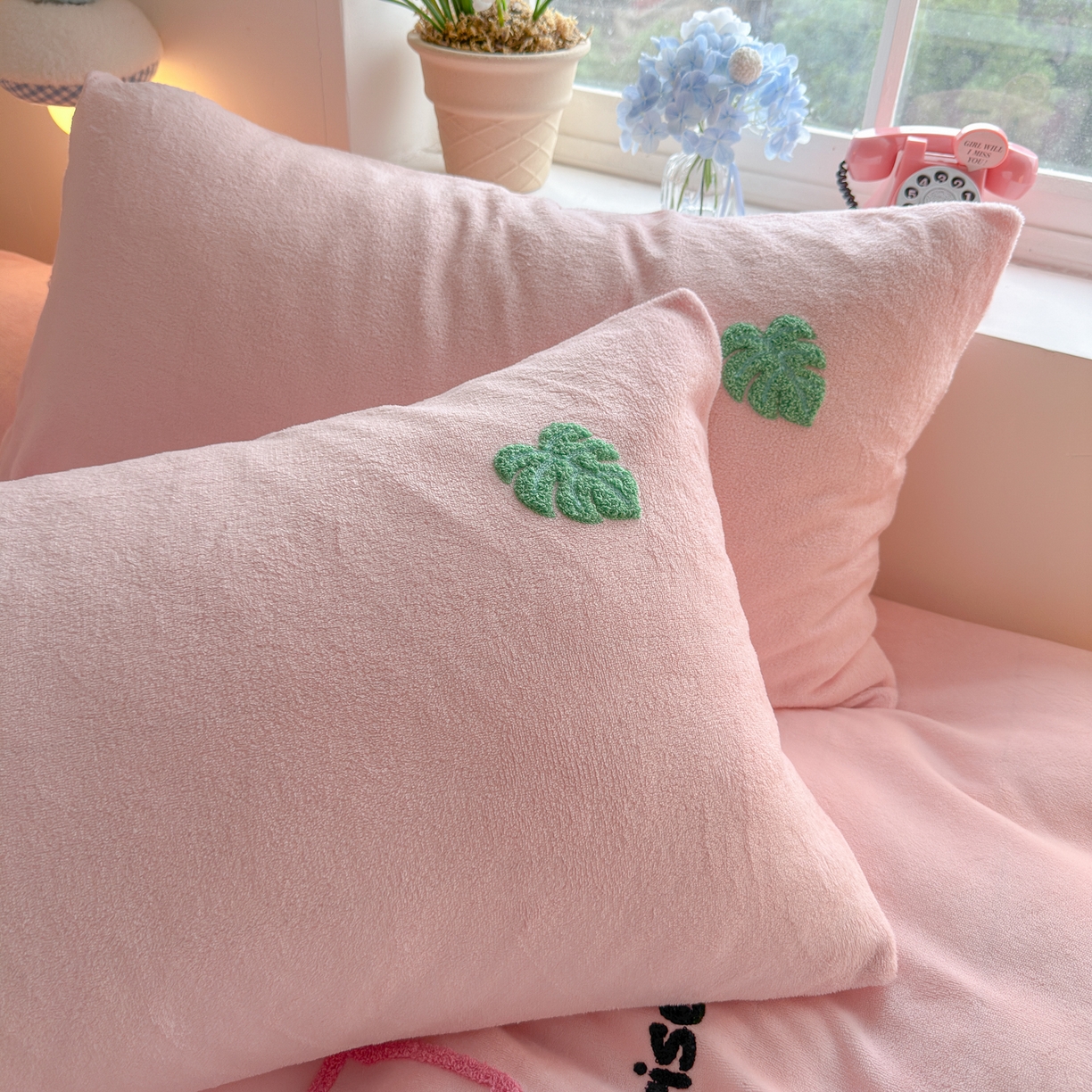 91家纺网 家纺一手货源 找家纺 优卡迪家纺馆 2025新款牛奶绒毛巾绣四件套 下载文件包含买家秀 火烈鸟-玉粉