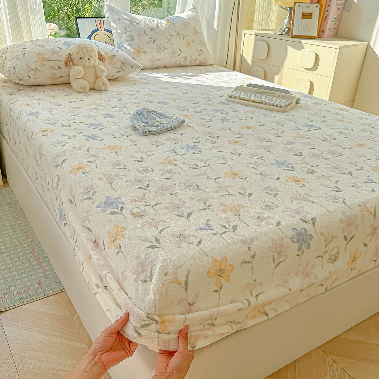 91家纺网 家纺一手货源 找家纺 沐芷 2025 加厚高克重牛奶绒床笠单件/床笠三件套  床笠款床罩床垫保护套罩 【绒】百合兔