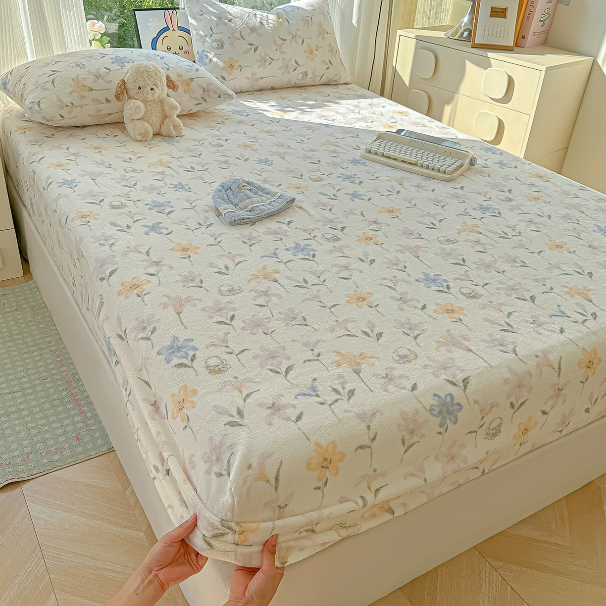 91家纺网 家纺一手货源 找家纺 沐芷 2025 加厚高克重牛奶绒床笠单件/床笠三件套  床笠款床罩床垫保护套罩 【绒】百合兔