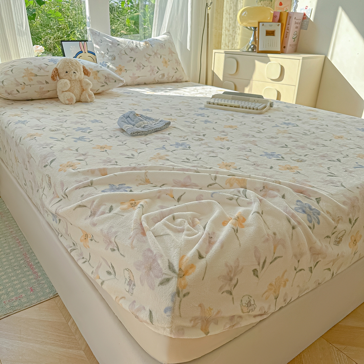 91家纺网 家纺一手货源 找家纺 沐芷 2025 加厚高克重牛奶绒床笠单件/床笠三件套  床笠款床罩床垫保护套罩 【绒】百合兔