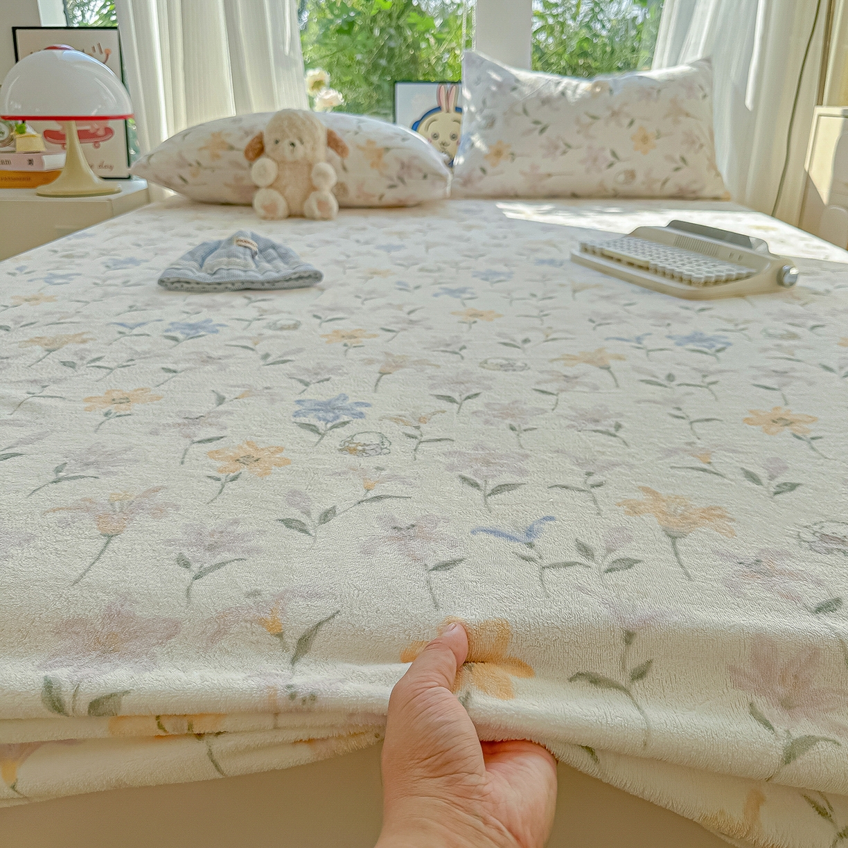 91家纺网 家纺一手货源 找家纺 沐芷 2025 加厚高克重牛奶绒床笠单件/床笠三件套  床笠款床罩床垫保护套罩 【绒】百合兔