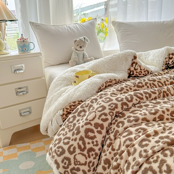 91家纺网 家纺一手货源 找家纺 爱彼家纺 2025新款日韩奶油风羊羔绒+牛奶绒可爱卡通被子被芯秋被冬被被子被芯 豹纹猫咪咖