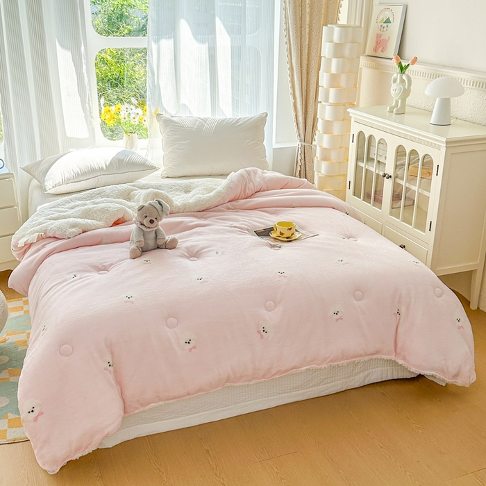 91家纺网 家纺一手货源 找家纺 （总）爱彼家纺 2025新款日韩奶油风羊羔绒+牛奶绒可爱卡通被子被芯秋被冬被被子被芯