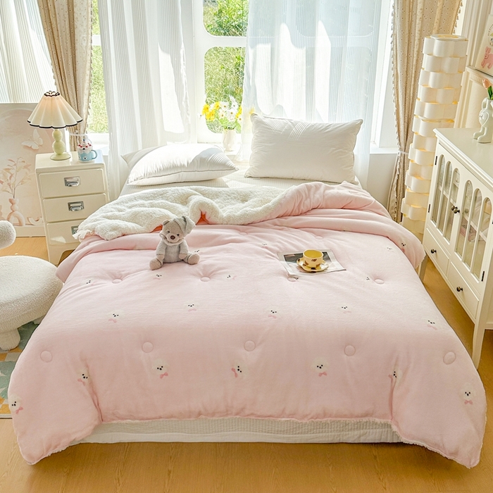 91家纺网 家纺一手货源 找家纺 （总）爱彼家纺 2025新款日韩奶油风羊羔绒+牛奶绒可爱卡通被子被芯秋被冬被被子被芯