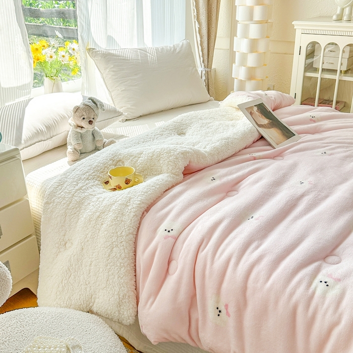 91家纺网 家纺一手货源 找家纺 （总）爱彼家纺 2025新款日韩奶油风羊羔绒+牛奶绒可爱卡通被子被芯秋被冬被被子被芯