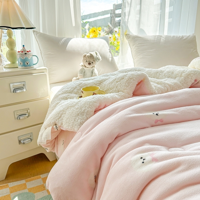 91家纺网 家纺一手货源 找家纺 爱彼家纺 2025新款日韩奶油风羊羔绒+牛奶绒可爱卡通被子被芯秋被冬被被子被芯 粉红甜点小狗