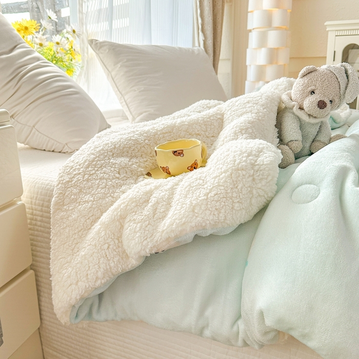 91家纺网 家纺一手货源 找家纺 爱彼家纺 2025新款日韩奶油风羊羔绒+牛奶绒可爱卡通被子被芯秋被冬被被子被芯 浅蓝甜点小狗