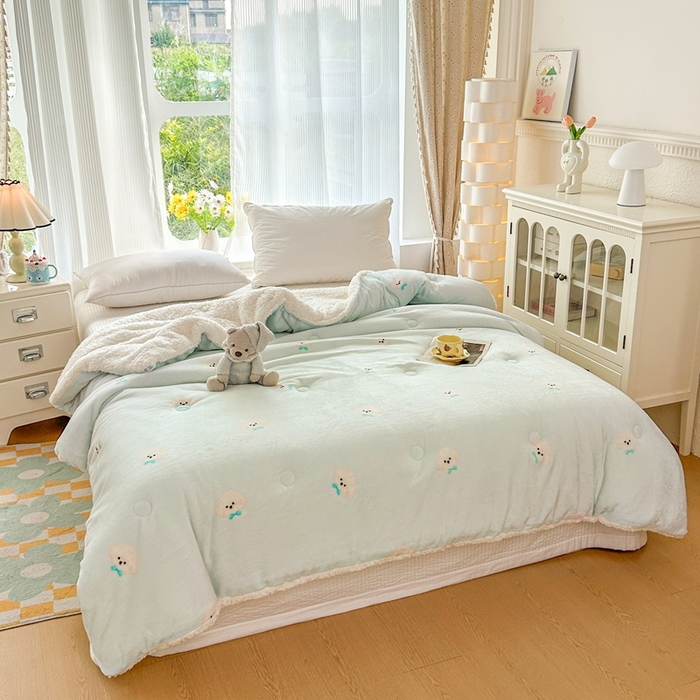 91家纺网 家纺一手货源 找家纺 爱彼家纺 2025新款日韩奶油风羊羔绒+牛奶绒可爱卡通被子被芯秋被冬被被子被芯 浅蓝甜点小狗