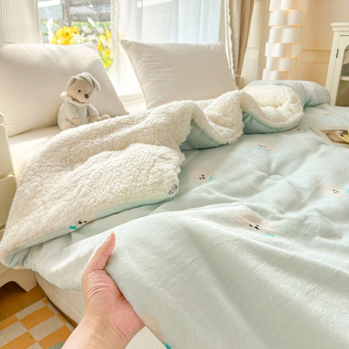 91家纺网 家纺一手货源 找家纺 爱彼家纺 2025新款日韩奶油风羊羔绒+牛奶绒可爱卡通被子被芯秋被冬被被子被芯 浅蓝甜点小狗