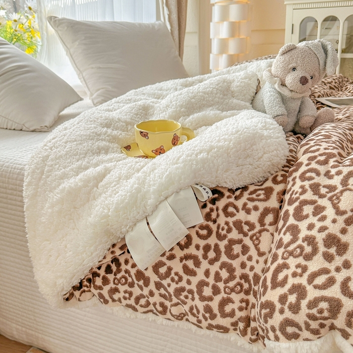 91家纺网 家纺一手货源 找家纺 爱彼家纺 2025新款日韩奶油风羊羔绒+牛奶绒可爱卡通被子被芯秋被冬被被子被芯 豹纹猫咪咖