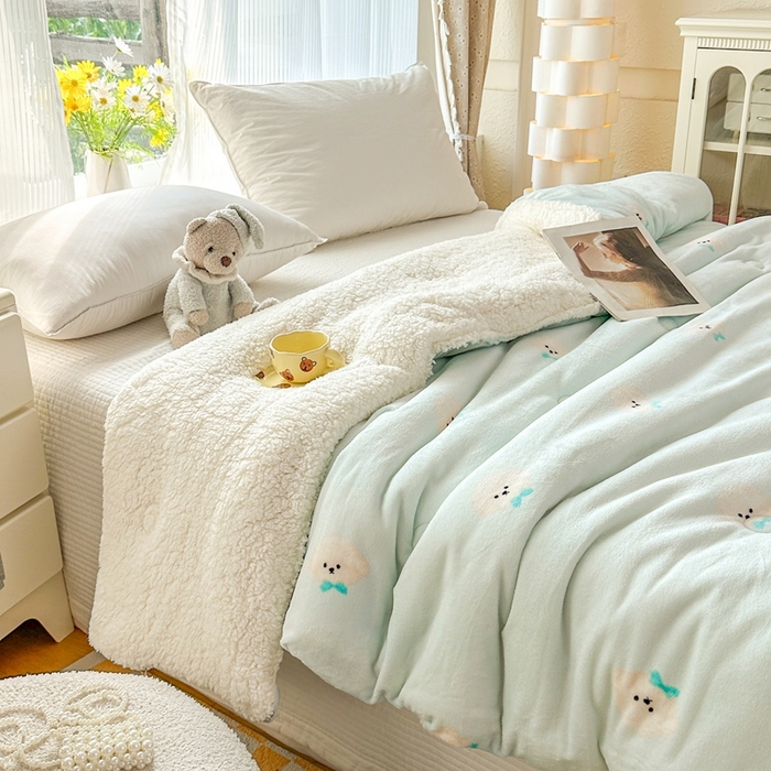 91家纺网 家纺一手货源 找家纺 爱彼家纺 2025新款日韩奶油风羊羔绒+牛奶绒可爱卡通被子被芯秋被冬被被子被芯 浅蓝甜点小狗