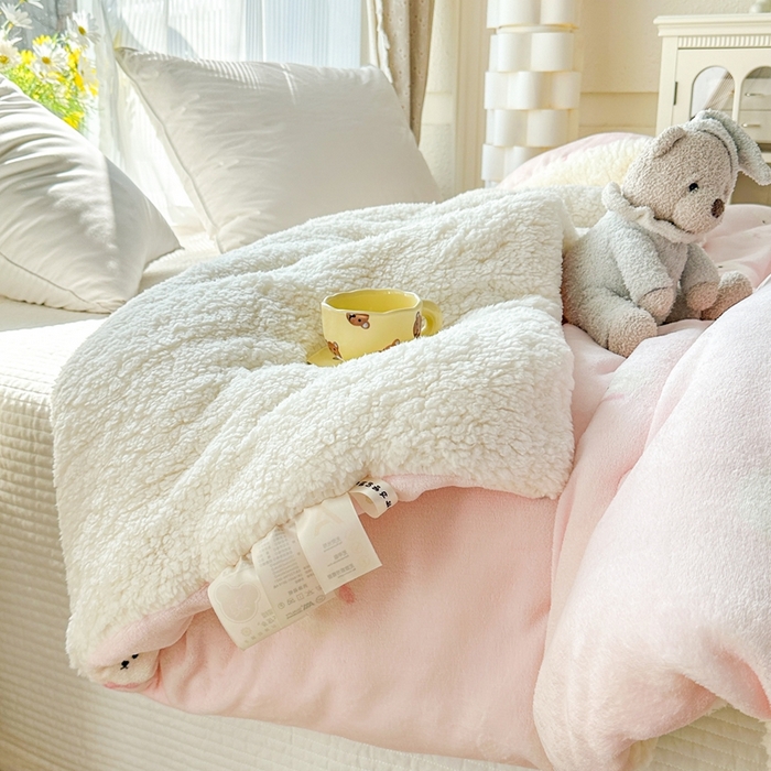 91家纺网 家纺一手货源 找家纺 爱彼家纺 2025新款日韩奶油风羊羔绒+牛奶绒可爱卡通被子被芯秋被冬被被子被芯 粉红甜点小狗