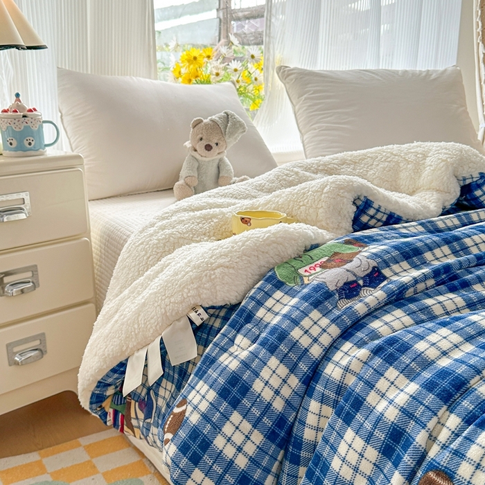 91家纺网 家纺一手货源 找家纺 爱彼家纺 2025新款日韩奶油风羊羔绒+牛奶绒可爱卡通被子被芯秋被冬被被子被芯 蓝格英伦熊