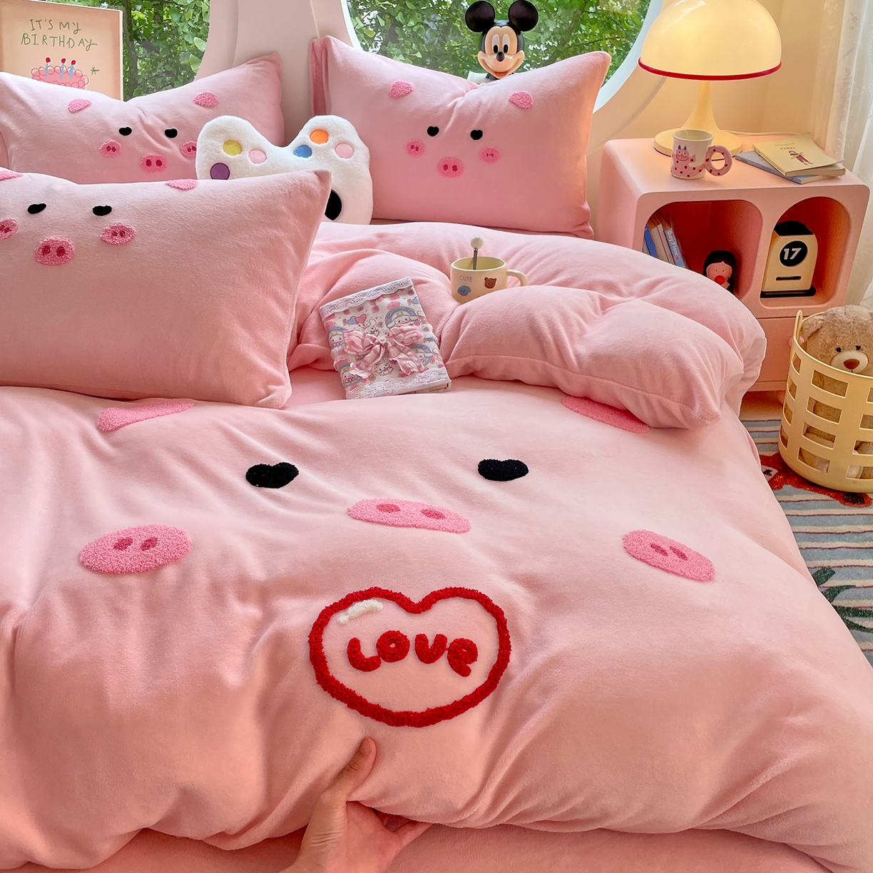 91家纺网 家纺一手货源 找家纺 优卡迪家纺馆 2025新款牛奶绒毛巾绣四件套 下载文件包含买家秀 萌萌猪-玉粉