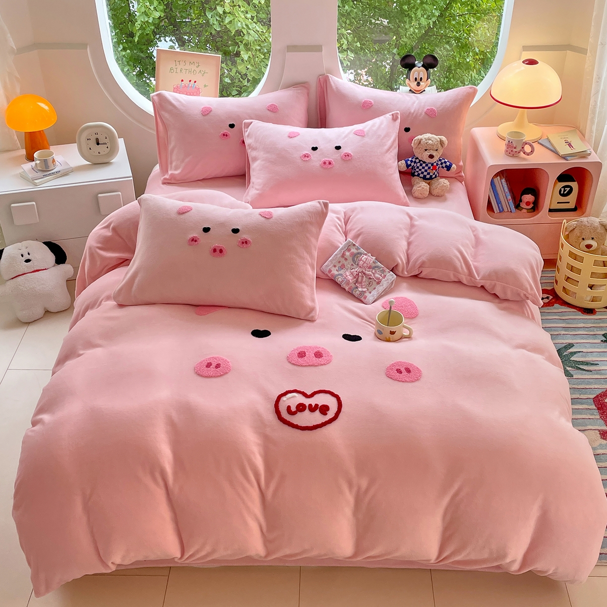 91家纺网 家纺一手货源 找家纺 优卡迪家纺馆 2025新款牛奶绒毛巾绣四件套 下载文件包含买家秀 萌萌猪-玉粉