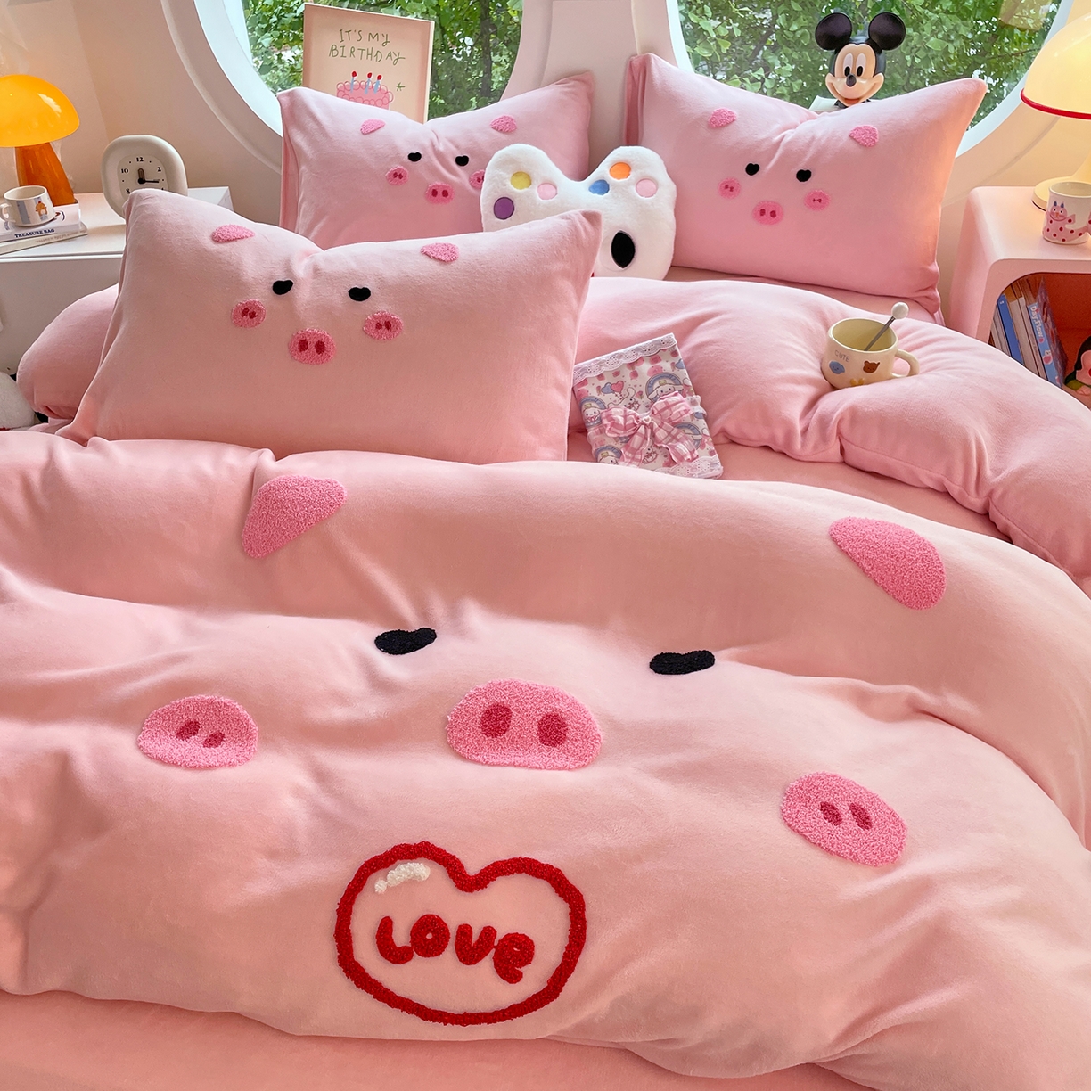 91家纺网 家纺一手货源 找家纺 优卡迪家纺馆 2025新款牛奶绒毛巾绣四件套 下载文件包含买家秀 萌萌猪-玉粉