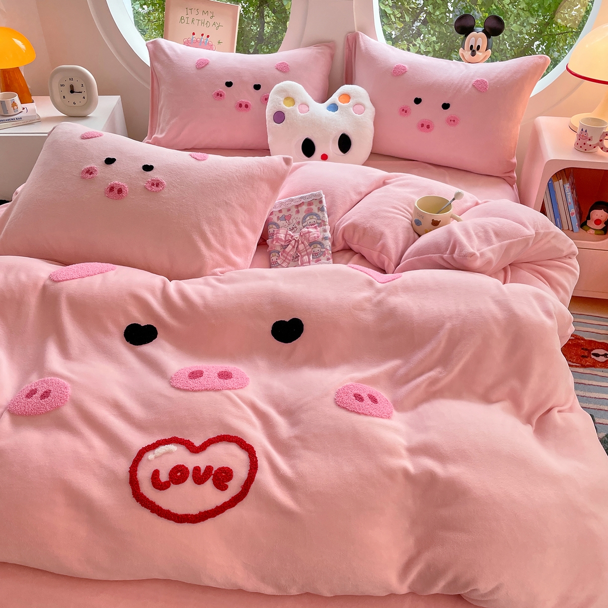 91家纺网 家纺一手货源 找家纺 优卡迪家纺馆 2025新款牛奶绒毛巾绣四件套 下载文件包含买家秀 萌萌猪-玉粉