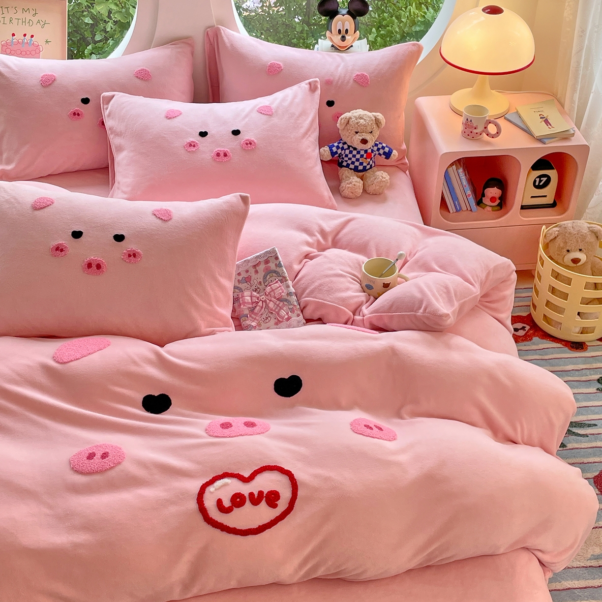 91家纺网 家纺一手货源 找家纺 优卡迪家纺馆 2025新款牛奶绒毛巾绣四件套 下载文件包含买家秀 萌萌猪-玉粉