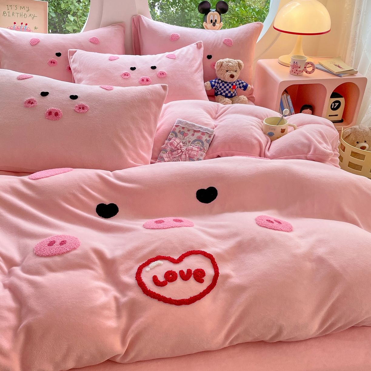 91家纺网 家纺一手货源 找家纺 优卡迪家纺馆 2025新款牛奶绒毛巾绣四件套 下载文件包含买家秀 萌萌猪-玉粉