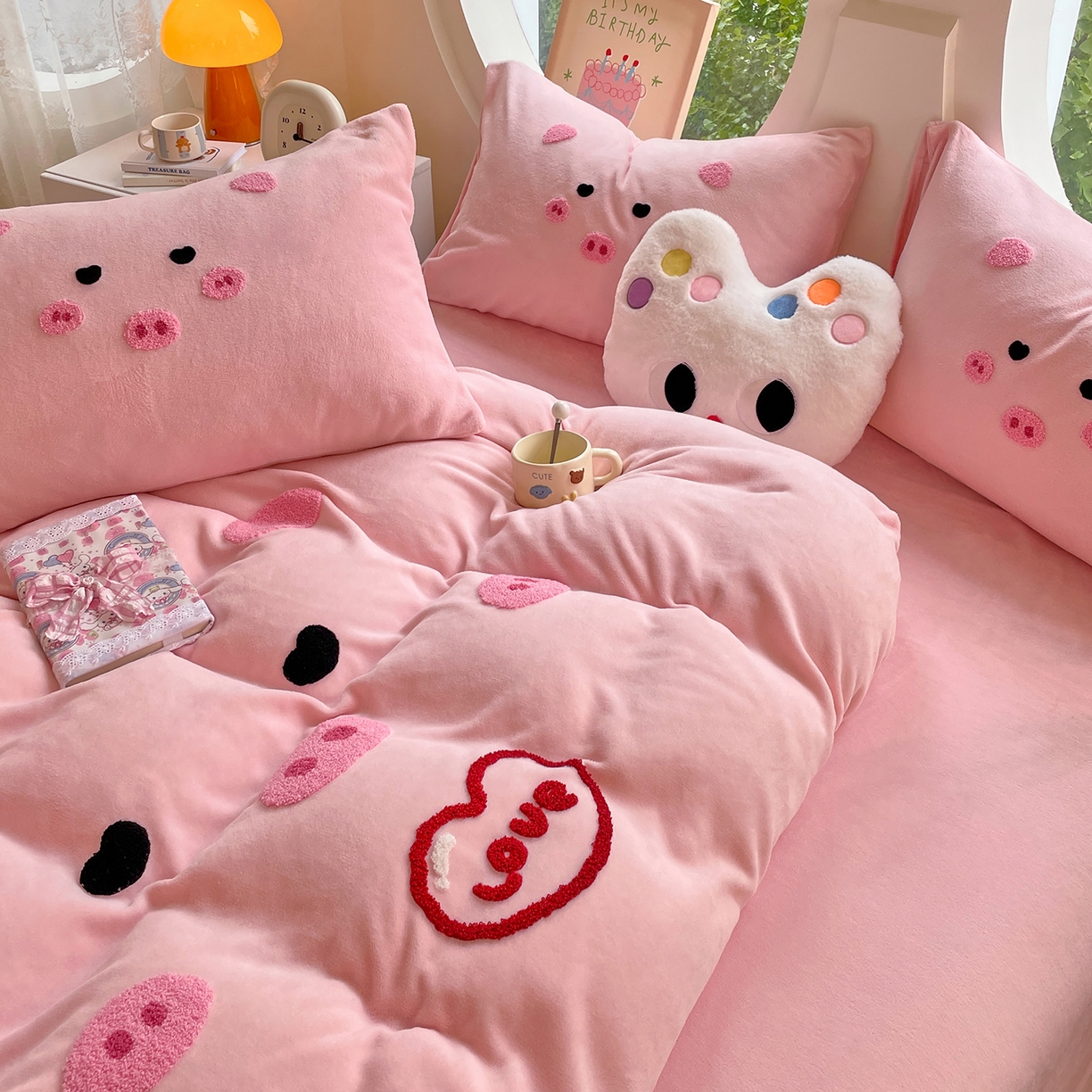 91家纺网 家纺一手货源 找家纺 优卡迪家纺馆 2025新款牛奶绒毛巾绣四件套 下载文件包含买家秀 萌萌猪-玉粉