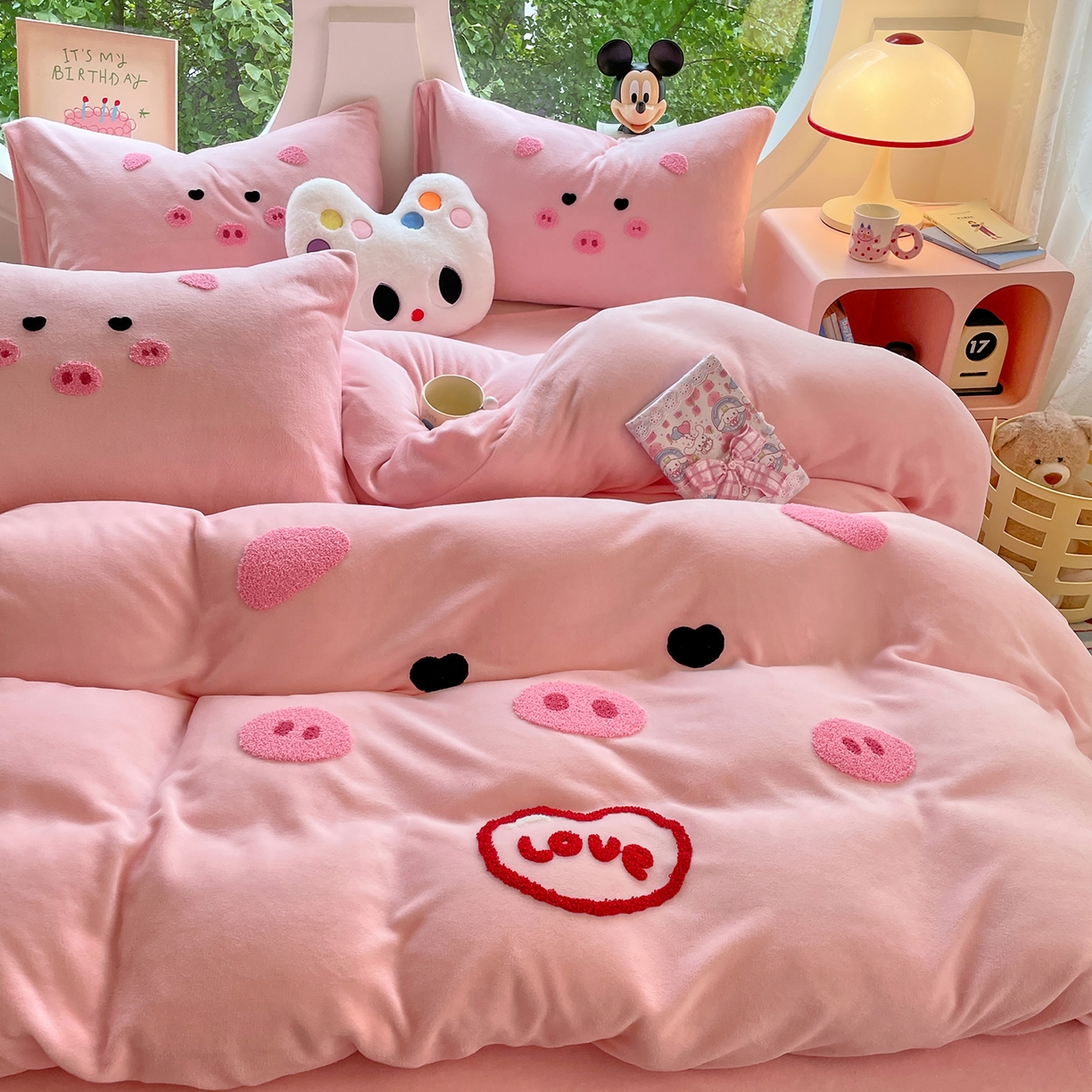 91家纺网 家纺一手货源 找家纺 优卡迪家纺馆 2025新款牛奶绒毛巾绣四件套 下载文件包含买家秀 萌萌猪-玉粉