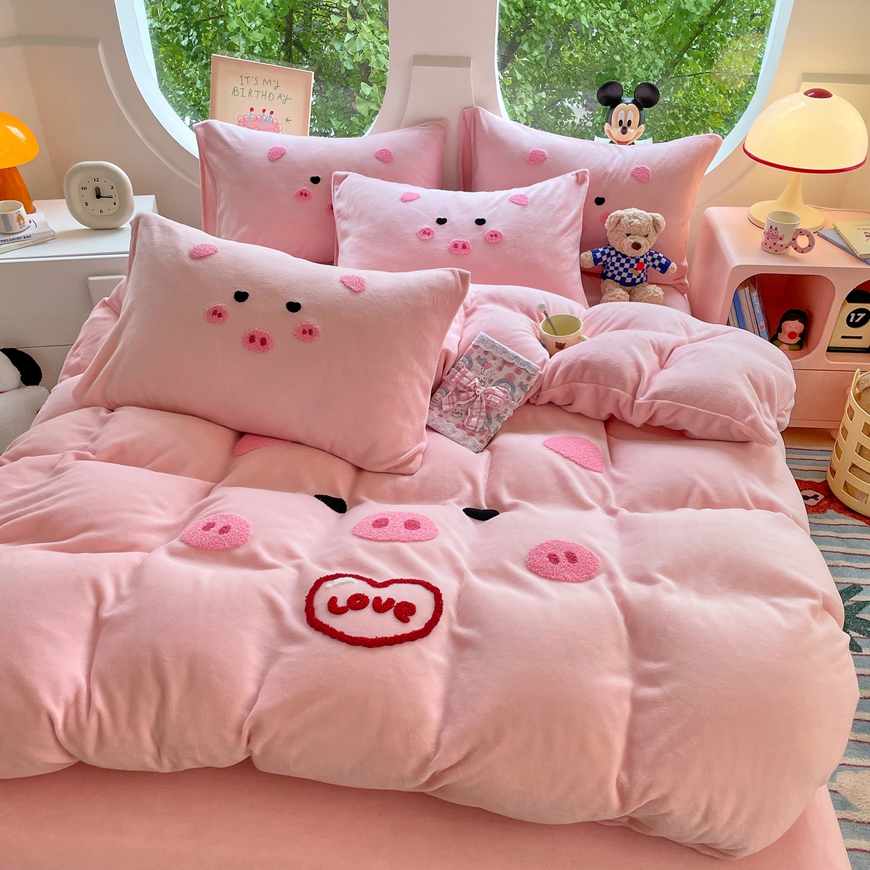 91家纺网 家纺一手货源 找家纺 优卡迪家纺馆 2025新款牛奶绒毛巾绣四件套 下载文件包含买家秀 萌萌猪-玉粉