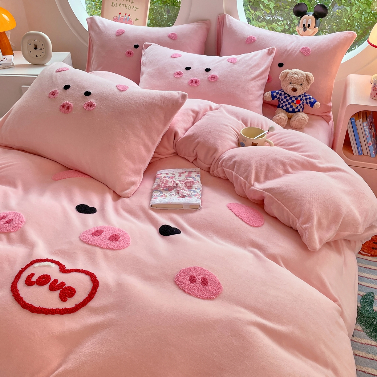 91家纺网 家纺一手货源 找家纺 优卡迪家纺馆 2025新款牛奶绒毛巾绣四件套 下载文件包含买家秀 萌萌猪-玉粉