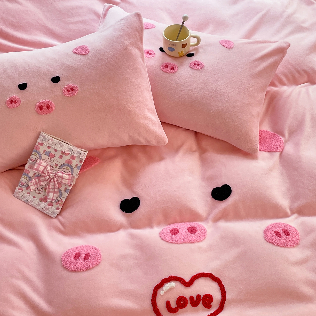 91家纺网 家纺一手货源 找家纺 优卡迪家纺馆 2025新款牛奶绒毛巾绣四件套 下载文件包含买家秀 萌萌猪-玉粉