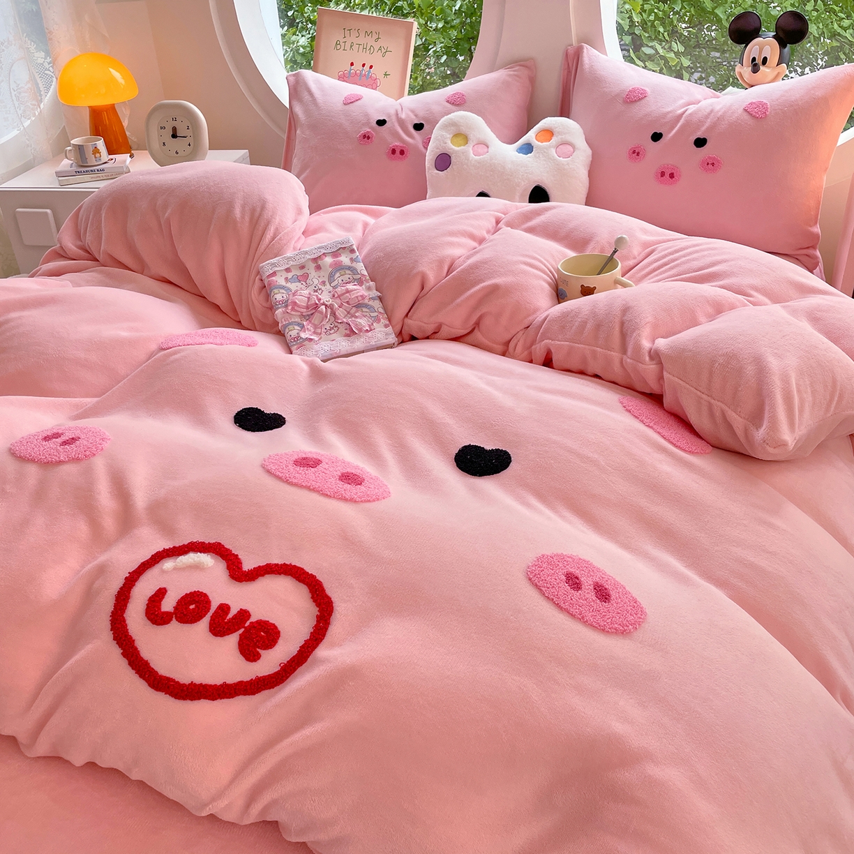 91家纺网 家纺一手货源 找家纺 优卡迪家纺馆 2025新款牛奶绒毛巾绣四件套 下载文件包含买家秀 萌萌猪-玉粉