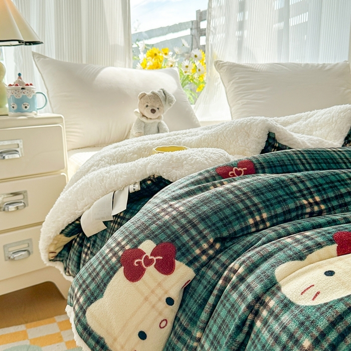 91家纺网 家纺一手货源 找家纺 爱彼家纺 2025新款日韩奶油风羊羔绒+牛奶绒可爱卡通被子被芯秋被冬被被子被芯 绅士绿kt