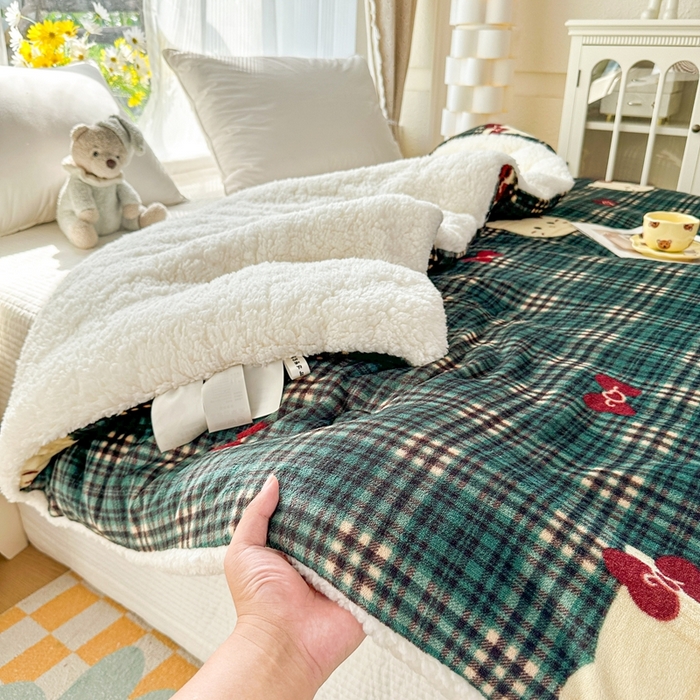 91家纺网 家纺一手货源 找家纺 爱彼家纺 2025新款日韩奶油风羊羔绒+牛奶绒可爱卡通被子被芯秋被冬被被子被芯 绅士绿kt