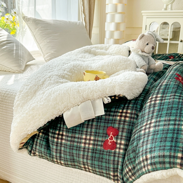 91家纺网 家纺一手货源 找家纺 爱彼家纺 2025新款日韩奶油风羊羔绒+牛奶绒可爱卡通被子被芯秋被冬被被子被芯 绅士绿kt