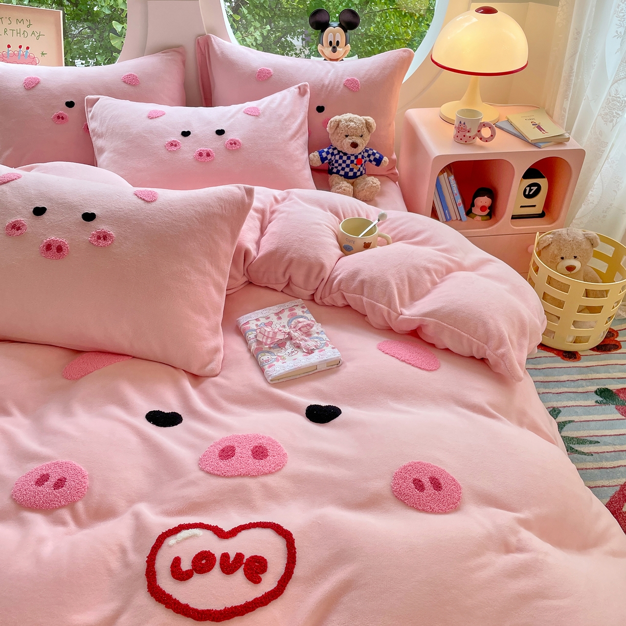 91家纺网 家纺一手货源 找家纺 优卡迪家纺馆 2025新款牛奶绒毛巾绣四件套 下载文件包含买家秀 萌萌猪-玉粉