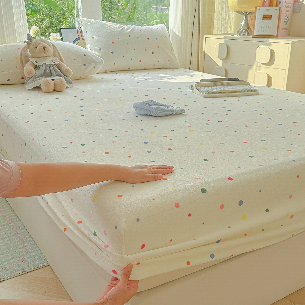 91家纺网 家纺一手货源 找家纺 沐芷 2025 加厚高克重牛奶绒床笠单件/床笠三件套  床笠款床罩床垫保护套罩 【绒】彩色波点