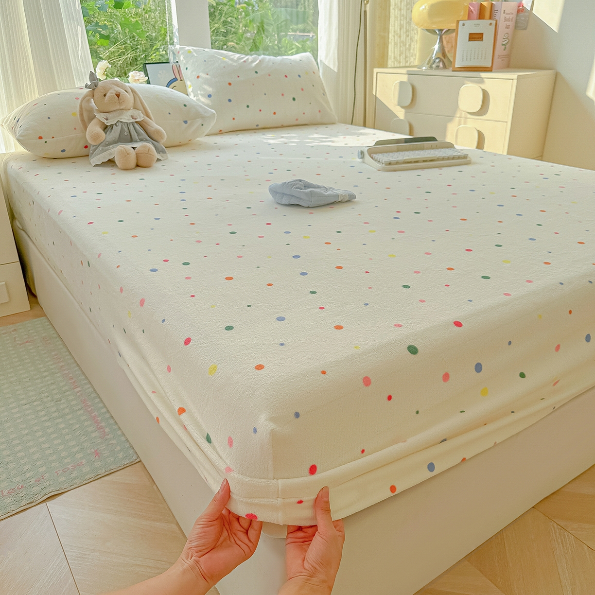 91家纺网 家纺一手货源 找家纺 沐芷 2025 加厚高克重牛奶绒床笠单件/床笠三件套  床笠款床罩床垫保护套罩 【绒】彩色波点