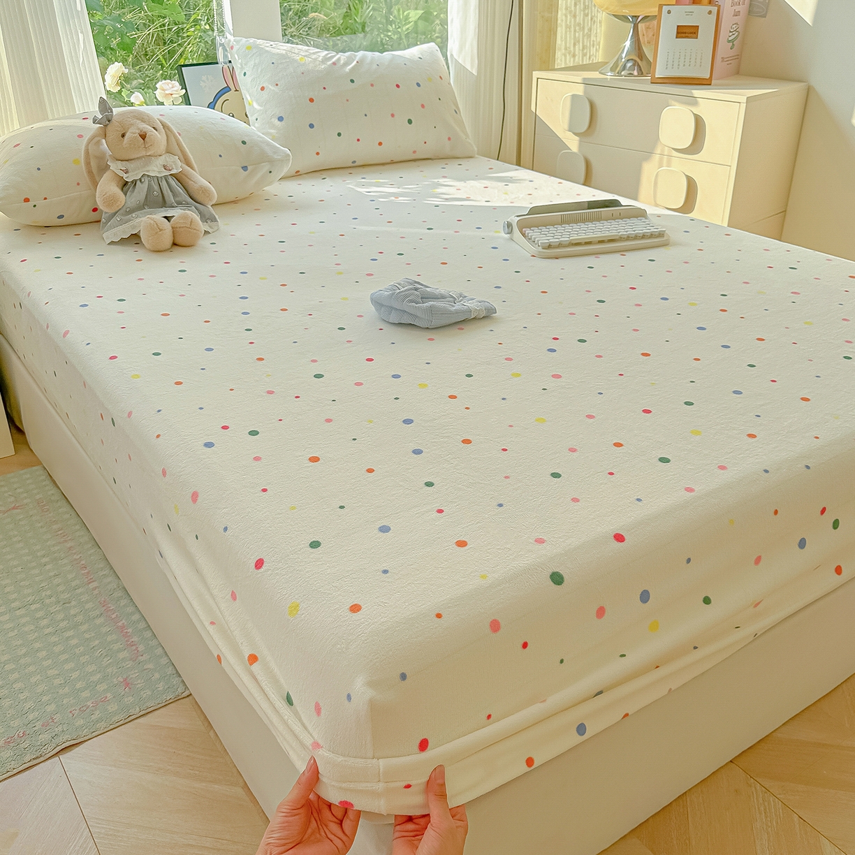 91家纺网 家纺一手货源 找家纺 沐芷 2025 加厚高克重牛奶绒床笠单件/床笠三件套  床笠款床罩床垫保护套罩 【绒】彩色波点