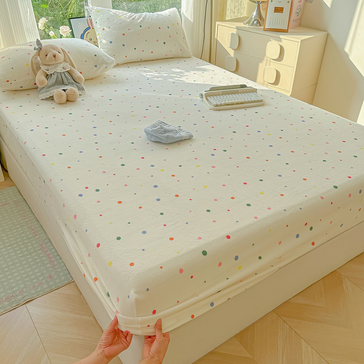 91家纺网 家纺一手货源 找家纺 沐芷 2025 加厚高克重牛奶绒床笠单件/床笠三件套  床笠款床罩床垫保护套罩 【绒】彩色波点