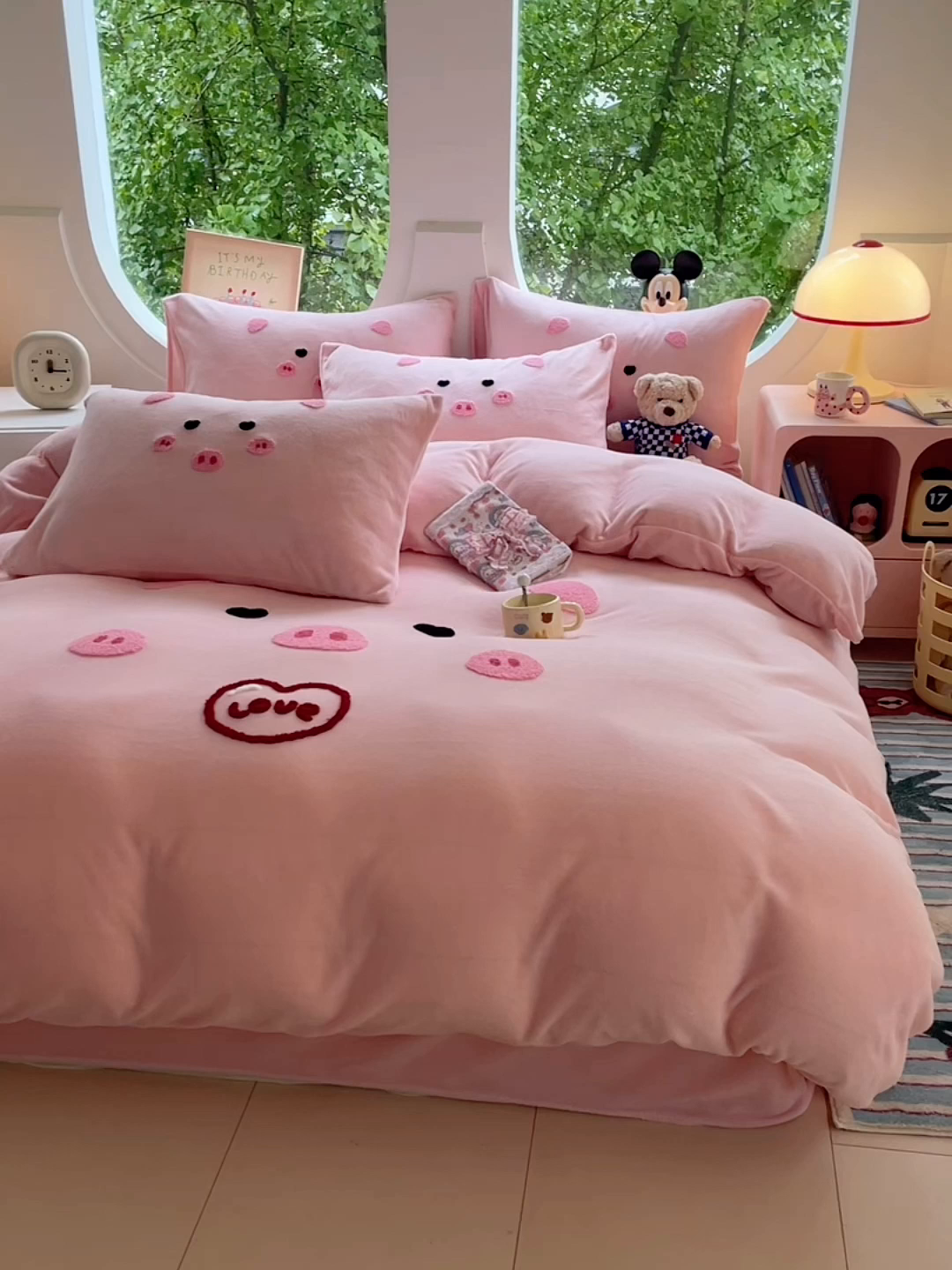 91家纺网 家纺一手货源 找家纺 优卡迪家纺馆 2025新款牛奶绒毛巾绣四件套 下载文件包含买家秀 萌萌猪-玉粉