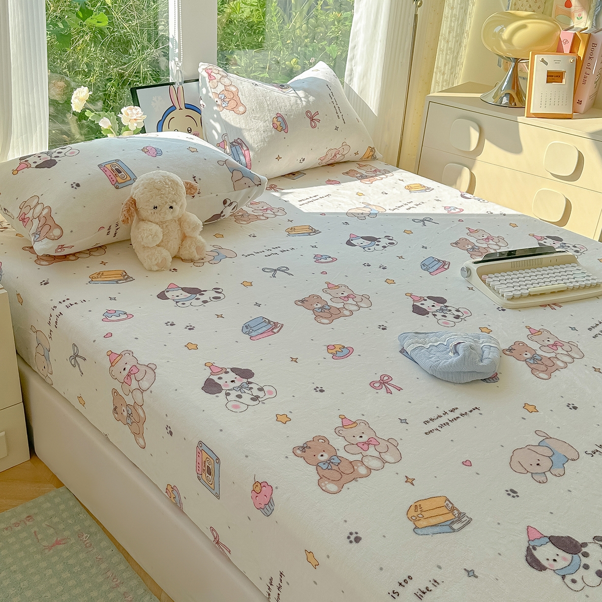 91家纺网 家纺一手货源 找家纺 沐芷 2025 加厚高克重牛奶绒床笠单件/床笠三件套  床笠款床罩床垫保护套罩 【绒】磁带熊仔