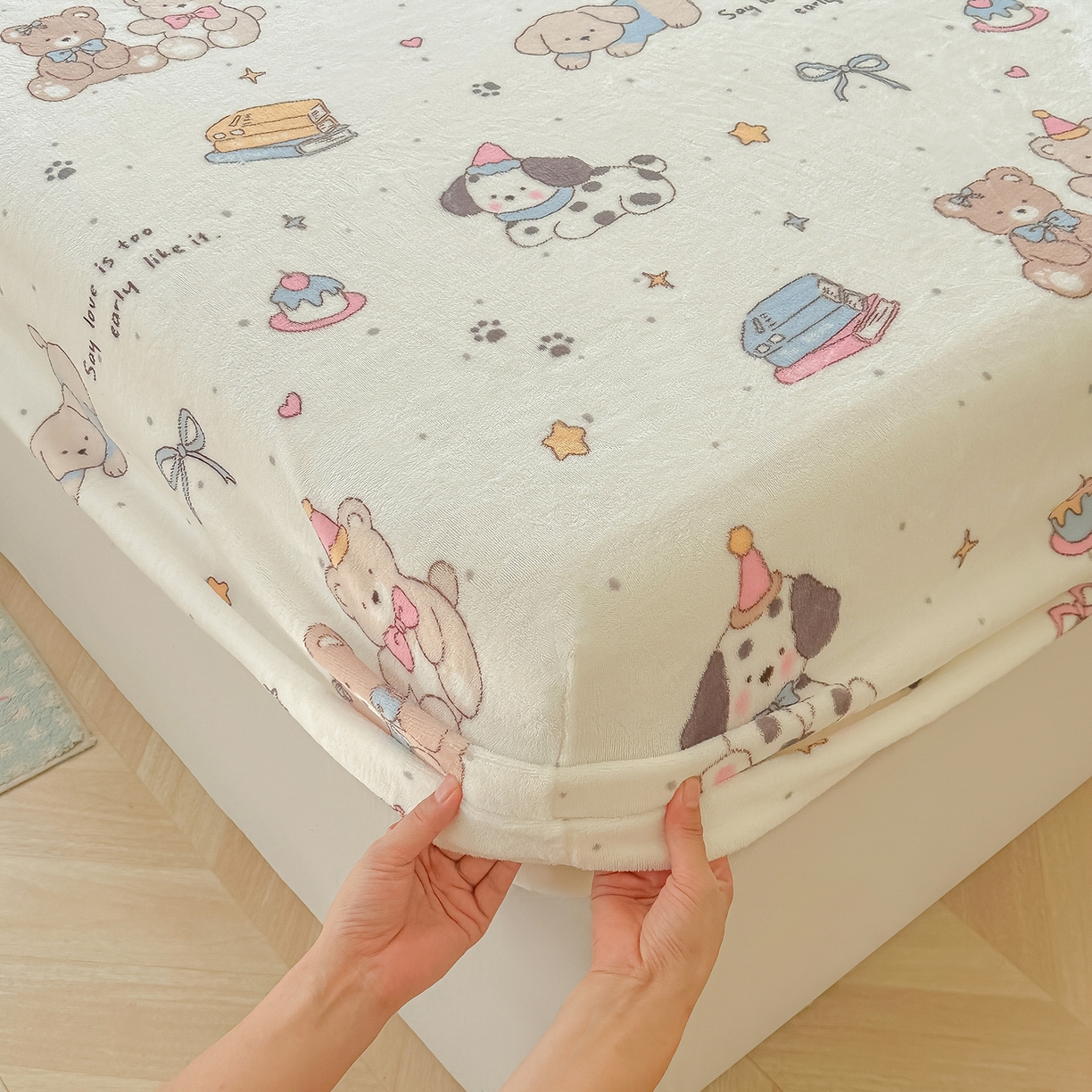 91家纺网 家纺一手货源 找家纺 沐芷 2025 加厚高克重牛奶绒床笠单件/床笠三件套  床笠款床罩床垫保护套罩 【绒】磁带熊仔