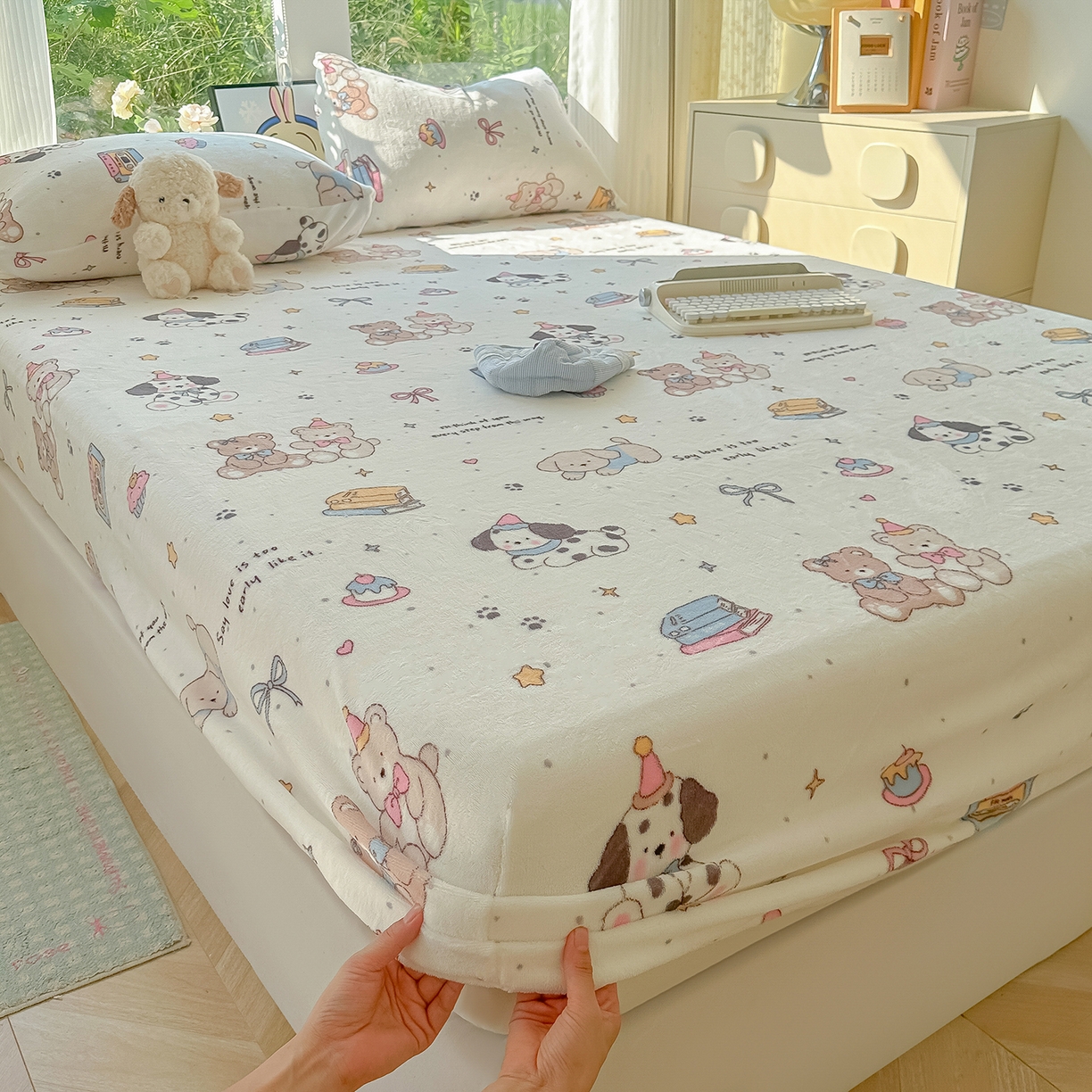 91家纺网 家纺一手货源 找家纺 沐芷 2025 加厚高克重牛奶绒床笠单件/床笠三件套  床笠款床罩床垫保护套罩 【绒】磁带熊仔