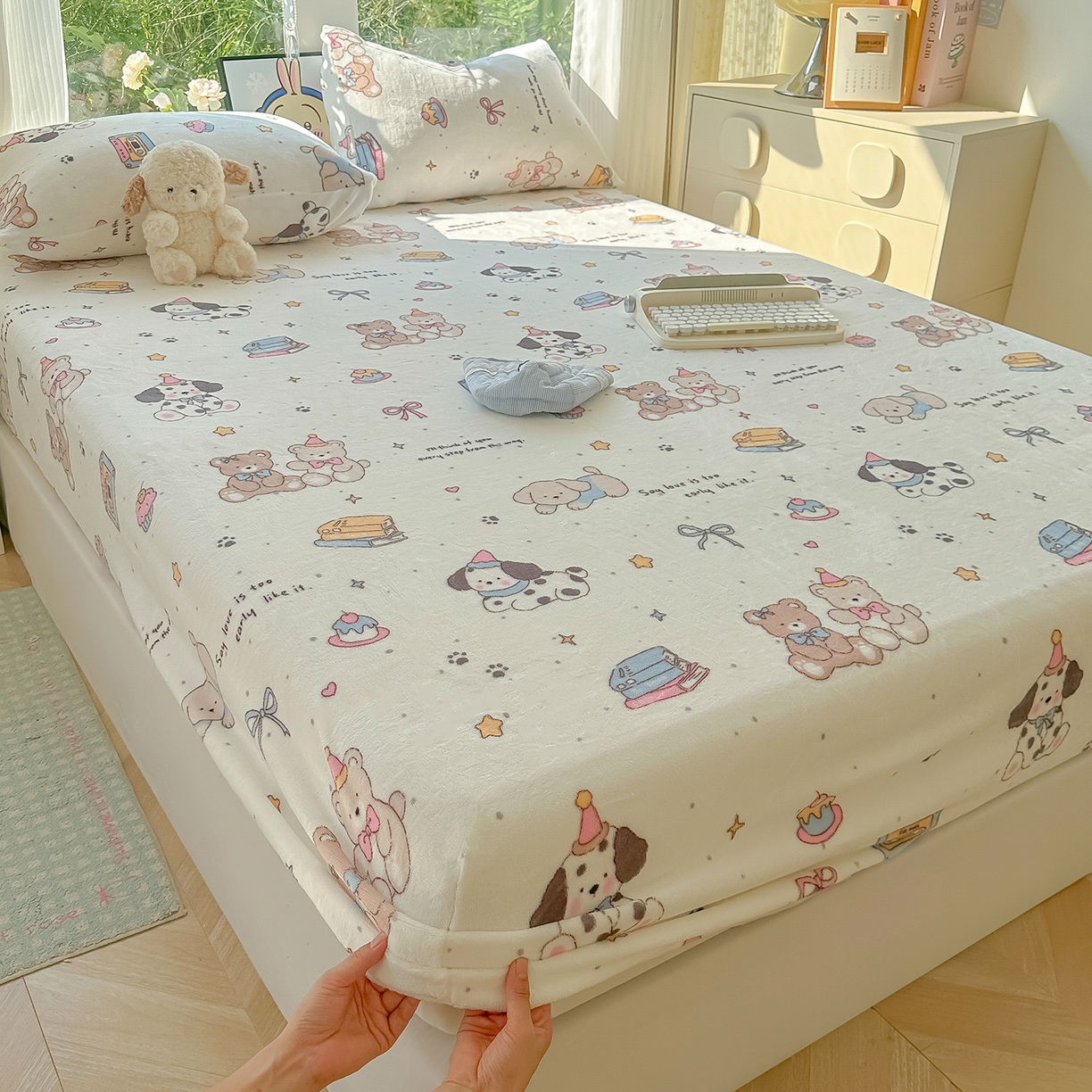 91家纺网 家纺一手货源 找家纺 沐芷 2025 加厚高克重牛奶绒床笠单件/床笠三件套  床笠款床罩床垫保护套罩 【绒】磁带熊仔