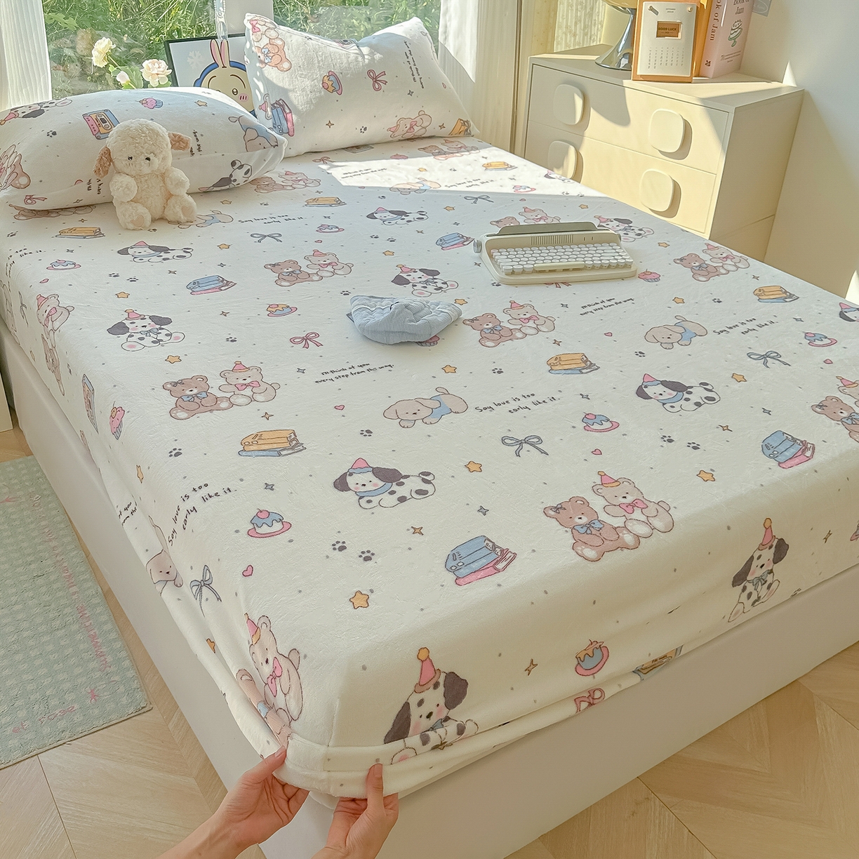 91家纺网 家纺一手货源 找家纺 沐芷 2025 加厚高克重牛奶绒床笠单件/床笠三件套  床笠款床罩床垫保护套罩 【绒】磁带熊仔